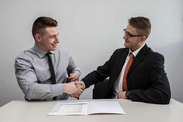A business owner and a client shaking hands, this exemplifies the differences between lead generation vs lead nurturing