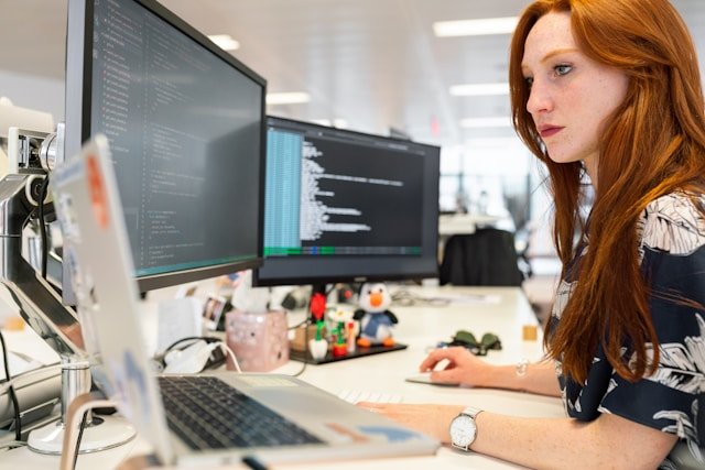 A girl sitting at a desk working learning about it lead generation